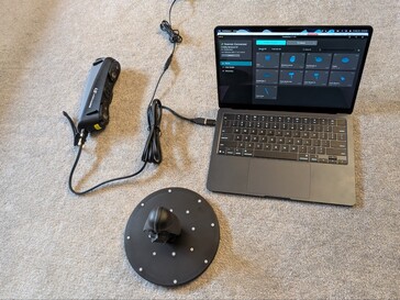 Sermoon S1 ansluten till en MacBook Air med objekt på Creality skivspelare (säljs separat)