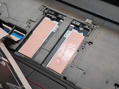 Ytterligare två SSD-platser under tangentbordet