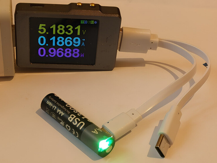 Laddning med 0,99 W. Med en sådan laddningshastighet skulle det ta 20 timmar att ladda ett batteri på 13 800 mAh och 1,5 V. Bilden har uppskalats med iloveimg.com