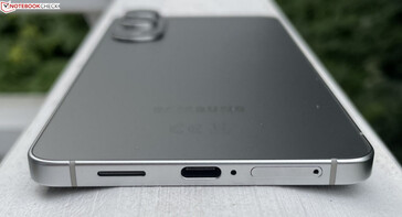 Botten: högtalare, USB-C 3.2 Gen.1, mikrofon, dual-SIM