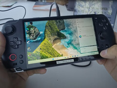 GPD Win 5 ser ut som en överdimensionerad GPD Win 4 med omplacerade knappar. (Bildkälla: GPD)