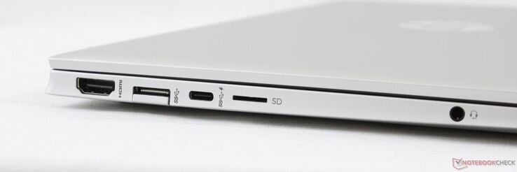 Vänster: HDMI 2.0, USB-A 5 Gbps, USB-C 10 Gbps med PD och DisplayPort 1.4, MicroSD-läsare, 3.5 mm kombinerad ljudanslutning