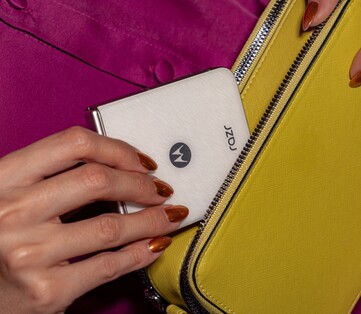 Motorola Razr 2025 i Pantone Lightest Sky. (Bildkälla: Motorola)