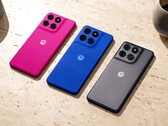 Moto G77 Power finns med baksida i rosa, blått eller grått.