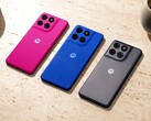 Moto G77 Power finns med baksida i rosa, blått eller grått.