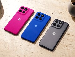 Moto G77 Power finns med baksida i rosa, blått eller grått.