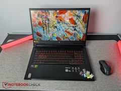 Acer Nitro V 17 med SD-kort på basen