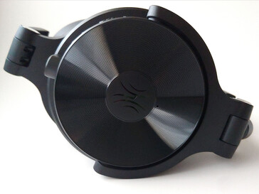 Mikrofon i närheten av logotypen. (Bildkälla: Notebookcheck)