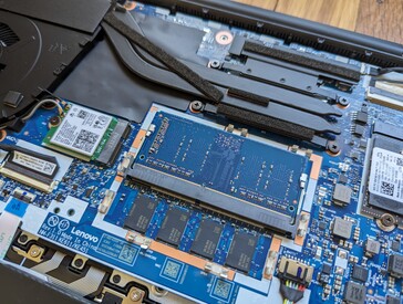 Inlödd 8 GB RAM plus en DDR4 SODIMM-plats för expansion