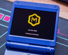 Anbernic RG34XX SP som kör muOS Pixie. (Bildkälla: Retro Handhelds)