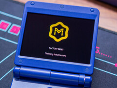 Anbernic RG34XX SP som kör muOS Pixie. (Bildkälla: Retro Handhelds)