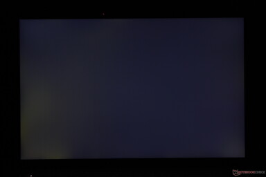 Lätt-måttlig ojämn bakgrundsbelysning som blöder längs de nedre hörnen