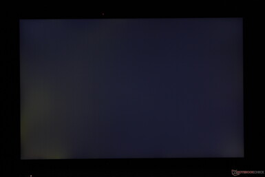 Lätt-måttlig ojämn bakgrundsbelysning som blöder längs de nedre hörnen