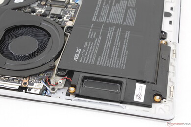 Totalt 6 integrerade högtalare (2x uppåtriktade diskanthögtalare, 4x woofers)