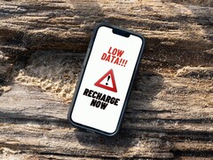 iPhone-skärmen visar ett ihållande varningsmeddelande om låg dataladdning. (Bildkälla: Arpit Brandings via Pexels, modifierad)