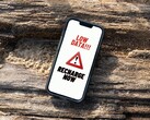 iPhone-skärmen visar ett ihållande varningsmeddelande om låg dataladdning. (Bildkälla: Arpit Brandings via Pexels, modifierad)