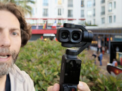 En närbild av Osmo Pocket 4P som visar dess två kameralinser.