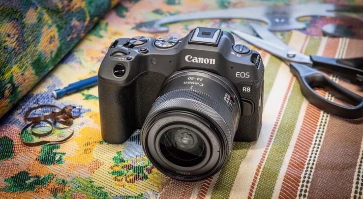 Efterföljaren till Canon EOS R8 som visas på bilden här ska ha en retrodesign.