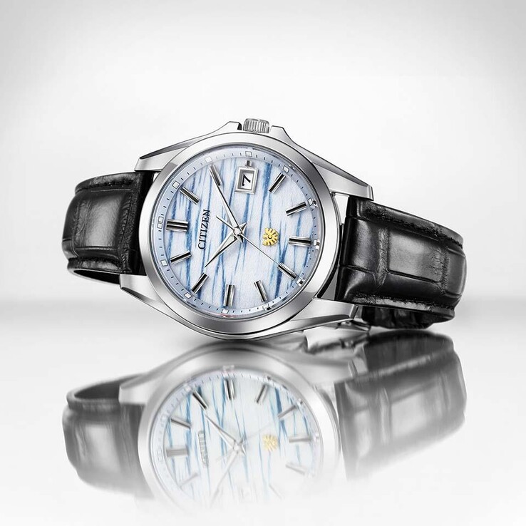 Citizen AQ4090-08A ligger på en reflekterande yta, vilket framhäver dess indigofärgade urtavla av washi-papper och det svarta läderarmbandet.