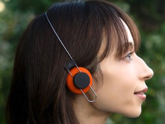 On-ear-hörlurarna Final Porta är utformade för att vara lätta med hjälp av en Air Wire-konstruktion.