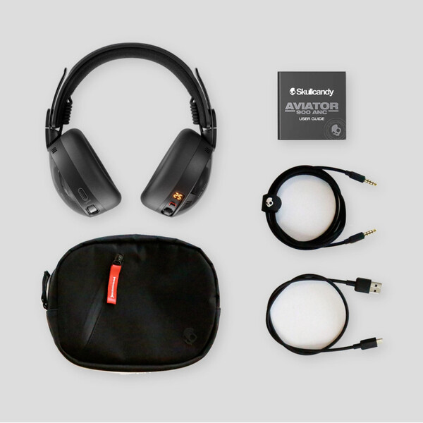 Skullcandy Aviator 900 ANC levereras med en laddningskabel och en AUX-kabel. (Bildkälla: Skullcandy)