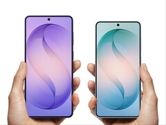 Galaxy S27 Plus och Galaxy S27 kommer att ha samma selfie-kameror som sina föregångare som visas här.