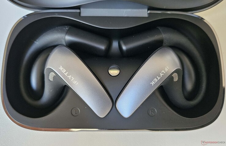 Precis som många andra Bluetooth-hörlurar laddas dessa AI-hörlurar direkt i sitt förvaringsfodral.