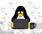 En pingvin i Tux-stil som blir överväldigad av AI-genererade felrapporter som översvämmar en Linux-utvecklares arbetsyta.
