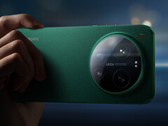 Xiaomi 17 Ultra i en av de tre färgerna vid den globala lanseringen.