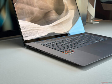 Zenbook S16 övertygar med ett slimmat chassi och bra byggkvalitet.