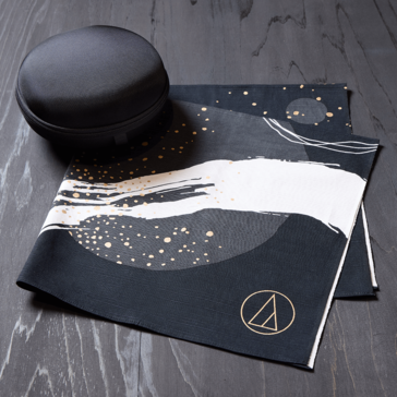 Endast 200 slumpmässigt utvalda ägare av Audio-Technica ATH-M50x ENSO-hörlurar kommer att få ett ENSO-fodral och en Kyoto-färgad furoshiki-duk. (Bildkälla: Audio-Technica)