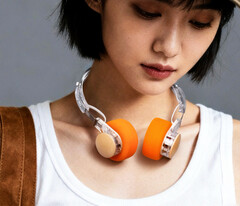 Kombinationen av trä och färgglatt skum ger FiiO EH11 ett charmigt retroutseende. (Bildkälla: FiiO)