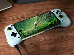 Version 5.0 av GameHub introducerar också prestandaförbättringar. På bilden: Hollow Knight: Silksong körs på en Android telefon. (Bildkälla: GameSir och Steam - redigerad)