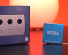 En skärmdump som visar Nintendo Gamecube bredvid det pyttelilla Nintendo Kawaii Wii i nyckelringsstorlek