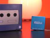 En skärmdump som visar Nintendo Gamecube bredvid det pyttelilla Nintendo Kawaii Wii i nyckelringsstorlek