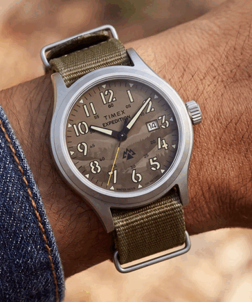 Timex TW2Y89500 har en beige kamouflagefärgad urtavla 