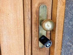 Om låset inte är upplåst kan manöverenheten vridas fritt på utsidan.