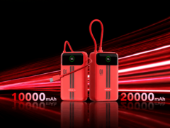 Två röda Honor Life-powerbanks med inbyggda displayer och anslutna USB-C-kablar