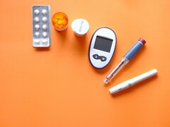 En insulinpenna, diabetiska mätverktyg och några mediciner (Bildkälla: Towfiqu barbhuiya via Unsplash; beskuren)