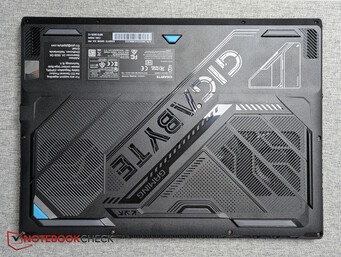 A16 Pro: Inga skillnader längst ner också