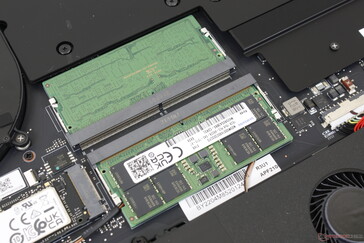 Tillgängliga 2x DDR5 SODIMM-kortplatser. Vi kan inte märka något elektroniskt buller eller spolningsljud från vår testenhet