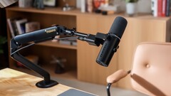 Maono PD500W kan användas som en trådbunden eller trådlös mikrofon för livestreaming från en bärbar dator eller en mobil.