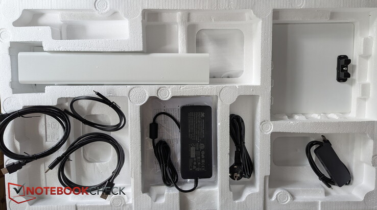 Kablar (HDMI, DP, USB-C), nätadapter, stativ och USB-hubb