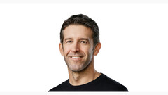 Ett fotografi av John Ternus, Apple:s Senior Vice President of Hardware Engineering. (Bildkälla: Apple)