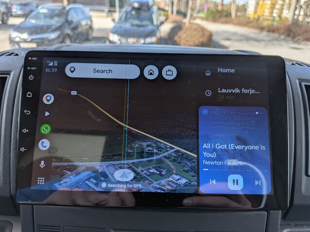 På grund av bearbetning utanför enheten fungerar Android Auto och Apple CarPlay bra, allt annat på systemet är smärtsamt långsamt.