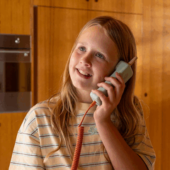 Den trådlösa telefonen Waffle Home för barn tillåter endast samtal från utvalda trygga kontakter.