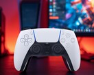 DualSense PS5-kontrollen syns framför en PC-skärm