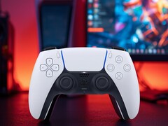 DualSense PS5-kontrollen syns framför en PC-skärm