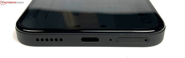 Botten: högtalare, USB-C 2.0, mikrofon, dubbla SIM-kort