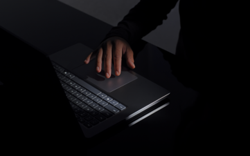 Du får en 30% större styrplatta jämfört med förra generationens Surface Laptop 7th Edition.
